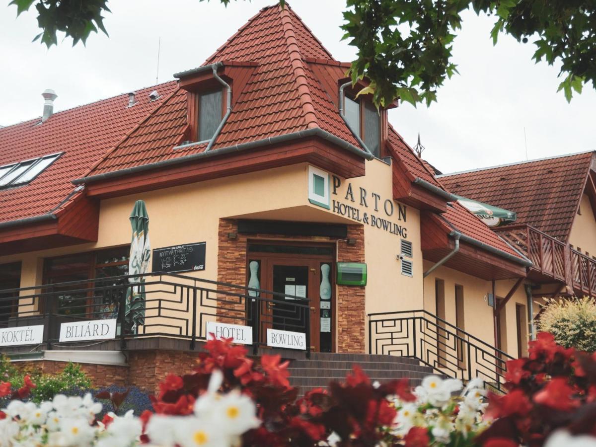 Parton Hotel & Bowling Tiszakécske Exterior foto